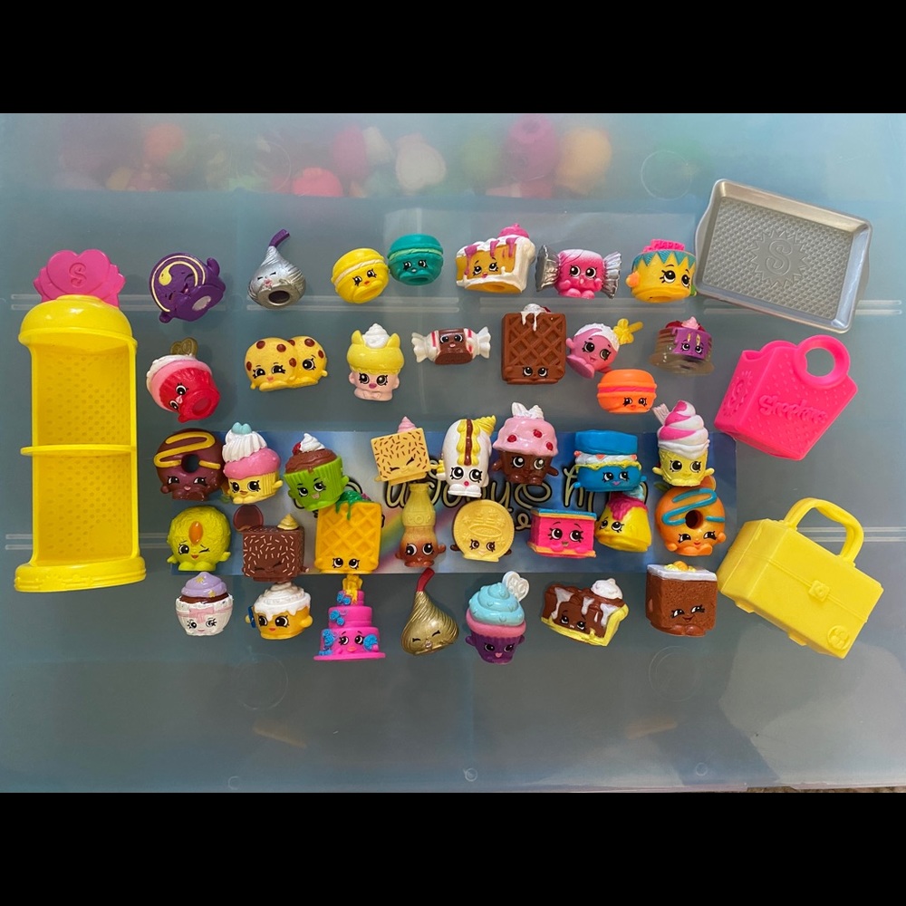 Lot of 38 Shopkins with accessories